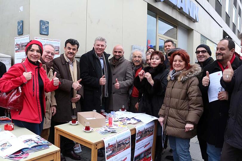 Dieter Reiter am Wochenende der beim Infostand der türkischstämmigen Sozialdemokraten.