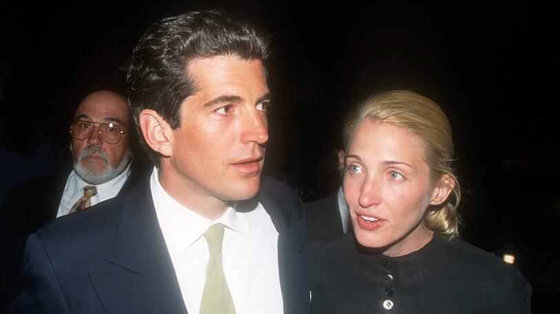 John F. Kennedy, Jr. und seine Frau Carolyn Bessette-Kennedy starben 1999 bei einem Flugzeugabsturz. Der Sohn des ermordeten Präsidenten soll die Maschine selbst geflogen haben.