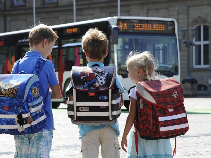 36 Schulkinder mussten nach einem Verkehrsunfall aus einem Schulbus evakuiert werden. (Symbolbild)