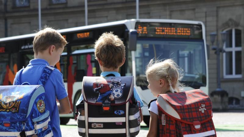36 Schulkinder mussten nach einem Verkehrsunfall aus einem Schulbus evakuiert werden. (Symbolbild)