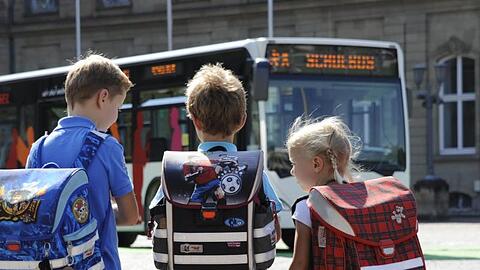 36 Schulkinder mussten nach einem Verkehrsunfall aus einem Schulbus evakuiert werden. (Symbolbild)