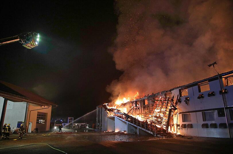 Bei Eintreffen der Feuerwehren und der ebenfalls alarmierten Streifenbesatzung der Polizeiinspektion Burghausen stand der Stall bereits in Vollbrand.