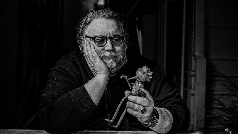 Regisseur Guillermo del Toro mit Pinocchio.