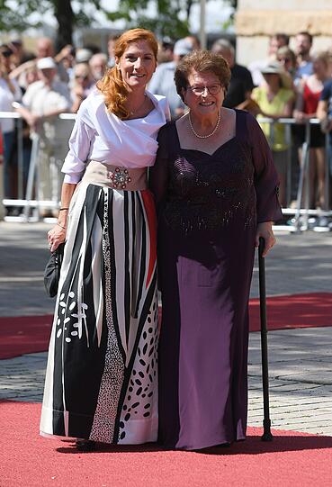 Barbara Stamms Tochter hingegen glänzt mit ihrem auffälligen Rock. Da dürften die Fotografen gleich mehrmals geknipst haben.