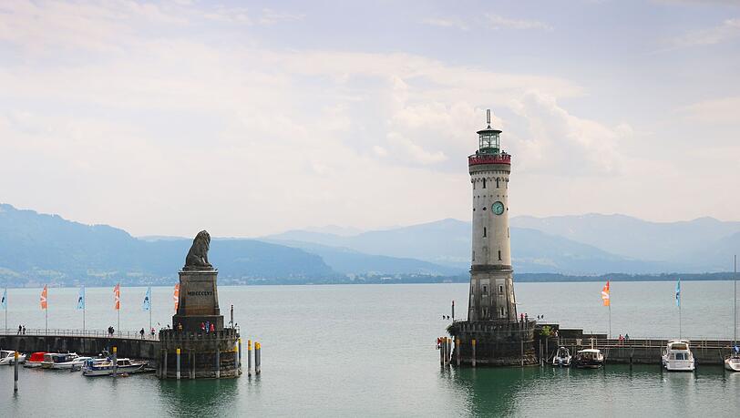 Der Leuchtturm in Lindau am Bodensee ist das Wahrzeichen der Stadt. Der Leuchtturm in Lindau am Bodensee ist das Wahrzeichen der Stadt.