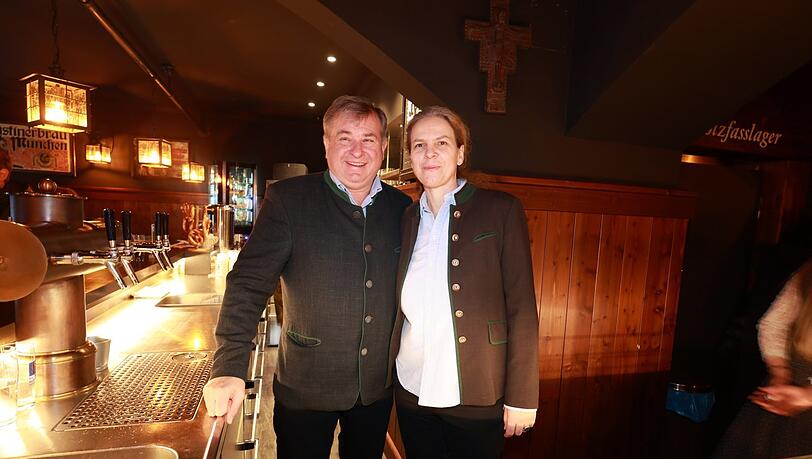 Sein Stehausschank boomt:Lorenz Stiftl mit Frau Christine. Sein Stehausschank boomt:Lorenz Stiftl mit Frau Christine.