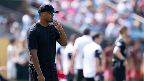 Vincent Kompany in kurzer Hose am Spielfeldrand. Auch dem Trainer verlangte die Hitze alles ab. Seine Spielentscheidung bei der Benfica-Pleite steht in der Kritik.