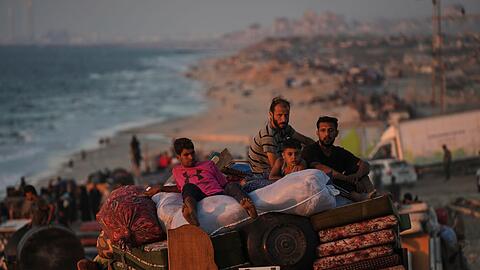 Vertriebene Palästinenser fliehen aus der Stadt Gaza. (Archivbild)