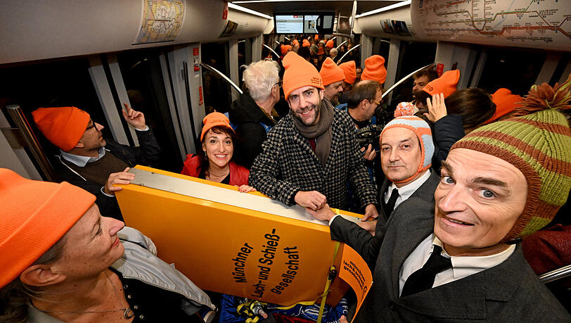 Claus von Wagner mit Ulan & Bator und dem Schild auf dem Weg von der Haimhauser Straße zur Fat Cat. Claus von Wagner mit Ulan & Bator und dem Schild auf dem Weg von der Haimhauser Straße zur Fat Cat.