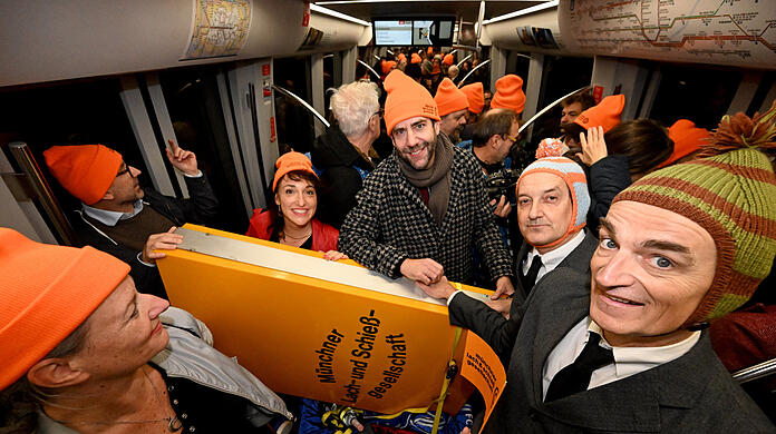 Claus von Wagner mit Ulan & Bator und dem Schild auf dem Weg von der Haimhauser Stra&szlig;e zur Fat Cat.