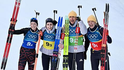 Das deutsche Team feiert Olympia-Bronze in Antholz.
