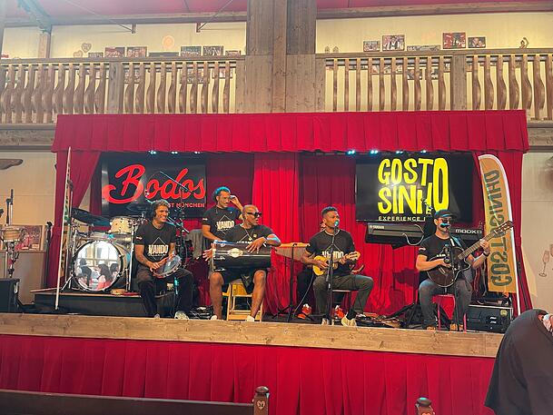 Die erstklassige Samba-Band: "Vando e Banda" aus München spielen Samba, diesmal mit Gastsänger Márcio. Die erstklassige Samba-Band: "Vando e Banda" aus München spielen Samba, diesmal mit Gastsänger Márcio.
