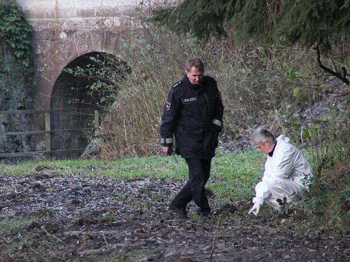 Polizisten sichern die Spuren nach dem Fund der beiden toten Teenager