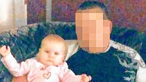 Patrick R. (hält auf dem Bild Sarah im Arm) ist bereits zu 13 Jahren Haft verurteilt. Jetzt steht die Mutter vor Gericht. Patrick R. (hält auf dem Bild Sarah im Arm) ist bereits zu 13 Jahren Haft verurteilt. Jetzt steht die Mutter vor Gericht.