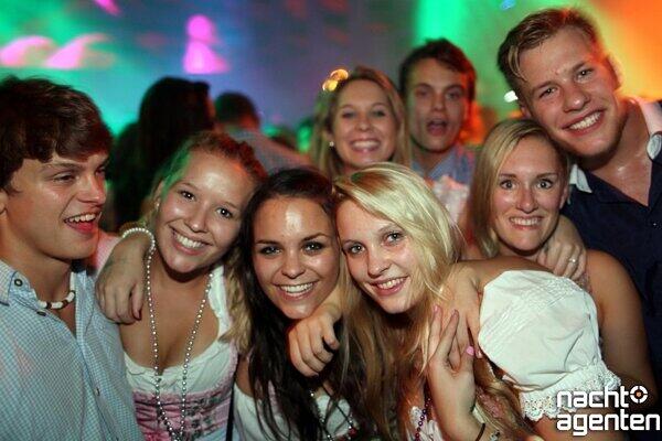 An der Hackerbrücke heißt es auch am Samstag "16 Tage Wiesn - 16 Tage Neuraum". Mehr Bilder unter: www.nachtagenten.de.