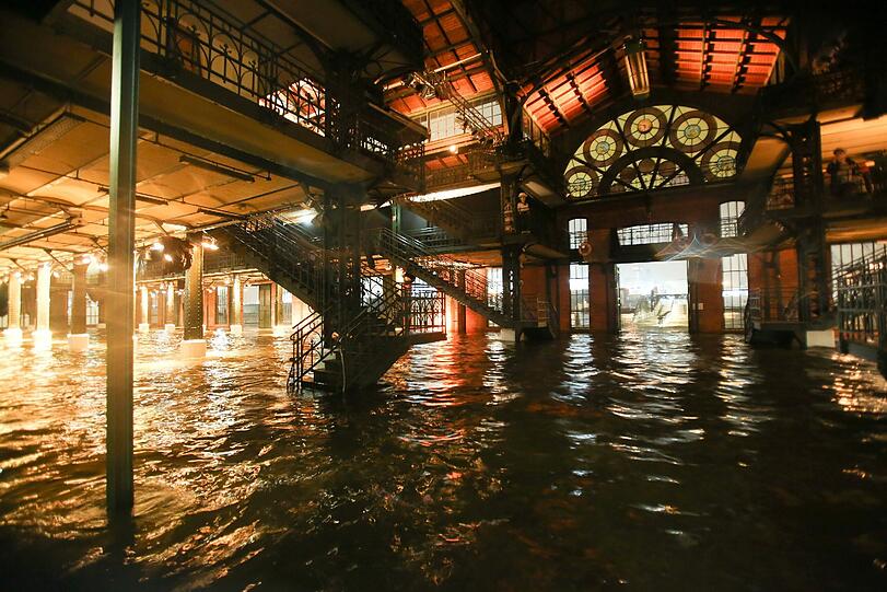 Auch in der Fischauktionshalle am Fischmarkt ein Bild der Zerstörung! Durch eine Sturmflut steht diese komplett unter Wasser.
