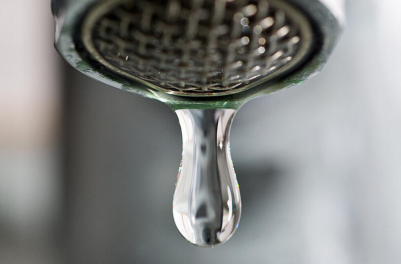 Trinkwasser ist nicht nur das Wasser, das wir wirklich trinken. Jegliches saubere Wasser zum täglichen Gebrauch (Körperpflege, Wäsche, Spülen) zählt zum Trinkwasser.
