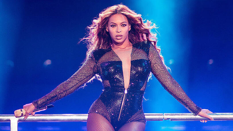 Während ihrer "On the Run"-Tour mit Ehemann und Musikerkollege Jay Z (45) zum Beispiel konnte man die Sängerin in zahlreichen knappen Outfits sehen, darunter ein hautenger Body aus Netz und Leder.