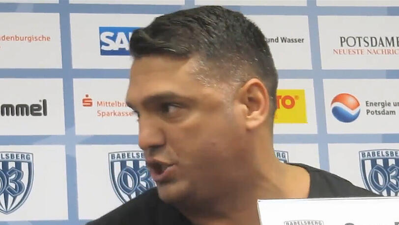Rassistische Beleidigungen gegen seine Spieler lassen bei Babelsberg-Trainer Cem Efe die Emotionen hochkochen. Rassistische Beleidigungen gegen seine Spieler lassen bei Babelsberg-Trainer Cem Efe die Emotionen hochkochen.