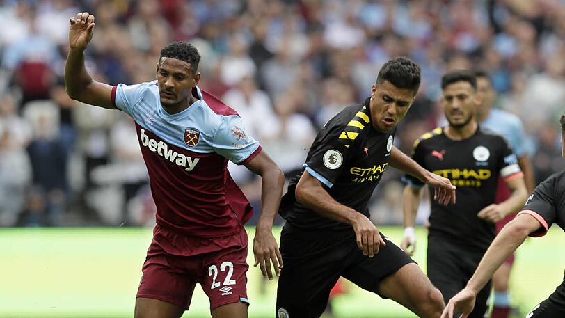 ManCity-Star Rodrigo (r.) im Duell mit dem Ex-Frankfurter Sebastien Haller, mittlerweile bei West Ham United.