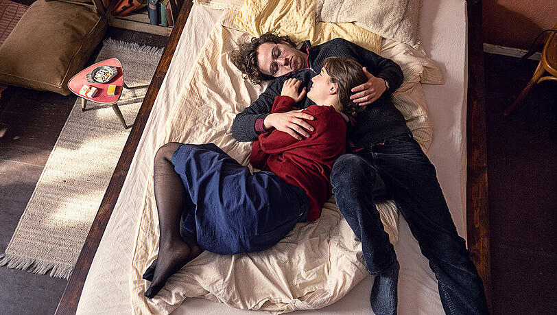 Anna (Lea Freund) verliebt sich in Philipp (Tim Bülow), der in Ostberlin lebt Anna (Lea Freund) verliebt sich in Philipp (Tim Bülow), der in Ostberlin lebt