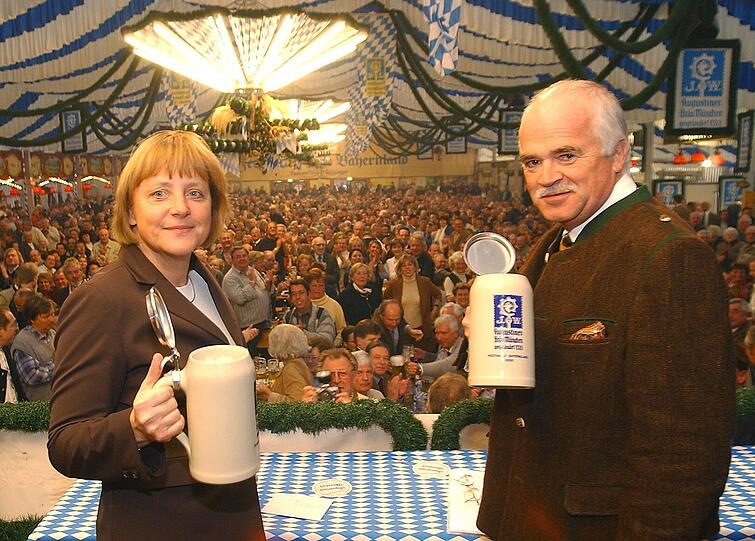 Die Politprominenz trifft sich hier seit Jahren im Festzelt. So wie hier 2002 Angela Merkel in Funktion als CDU-Chefin mit CSU-Politiker Peter Gauweiler.