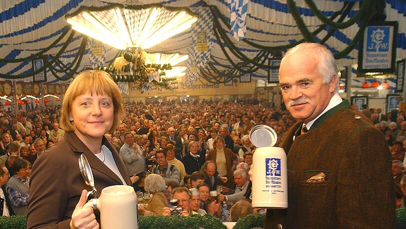 Die Politprominenz trifft sich hier seit Jahren im Festzelt. So wie hier 2002 Angela Merkel in Funktion als CDU-Chefin mit CSU-Politiker Peter Gauweiler. Die Politprominenz trifft sich hier seit Jahren im Festzelt. So wie hier 2002 Angela Merkel in Funktion als CDU-Chefin mit CSU-Politiker Peter Gauweiler.