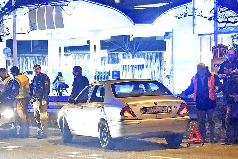 Unfallstelle Tegernseer Landstraße: Am Dienstagabend kollidierte dort ein Lkw mit einem Auto.