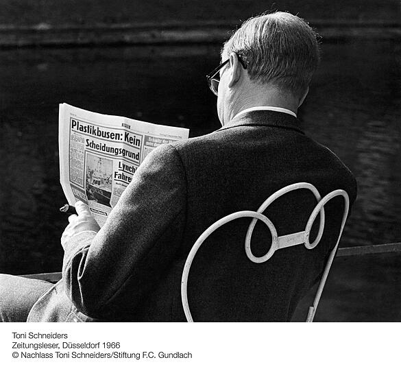 Foto von Toni Schneiders in der Ausstellung.