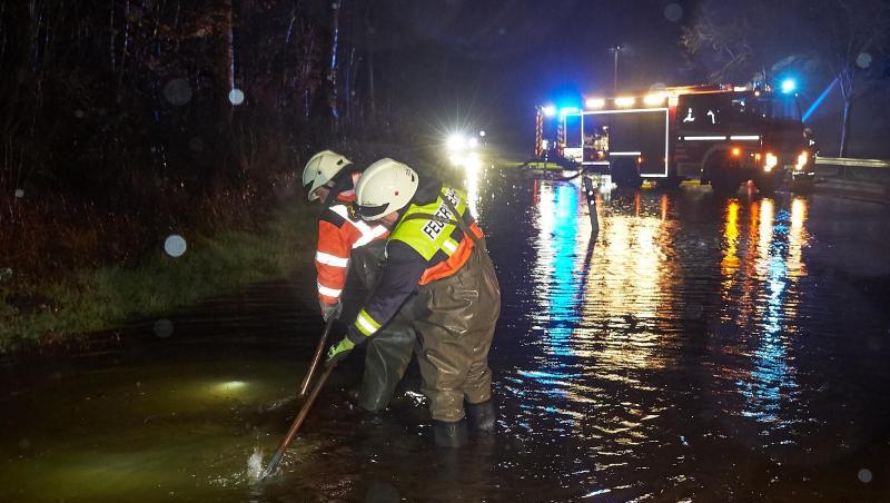 Feuerwehrleute versuchen nach einem Unwetter, mit Pumpen die überflutete Landesstraße 327 bei Montabaur wieder befahrbar zu machen. Feuerwehrleute versuchen nach einem Unwetter, mit Pumpen die überflutete Landesstraße 327 bei Montabaur wieder befahrbar zu machen.