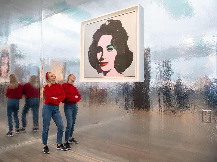 Das Kunstwerk "Silver Liz" von 1963 von Andy Warhol in der Tate Modern in London.