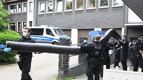 Einsatzkräfte stehen bei einem großangelegten Einsatz gegen die Rauschgiftkriminalität vor einem Bürogebäude in Essen.