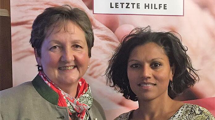 Sie geben gemeinsam professionelle "Letzte-Hilfe"-Kurse: Annemarie Schmidt (links) und Andrea Gerstner.