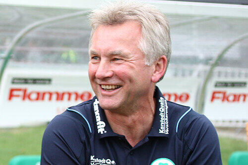 Hat allen Grund zu Lachen: Trainer Benno Möhlmann hatte mit seinen Einwechslungen den richtigen Riecher und feierte einen verdienten sieg gegen St. Pauli.