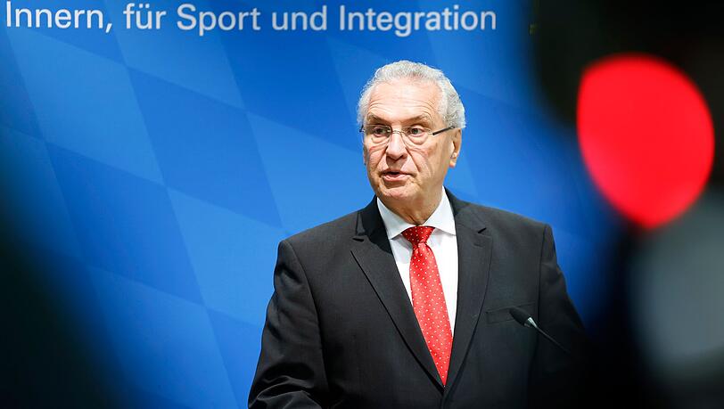 Bayerns Innenminister Joachim Herrmann (r, CSU) spricht in einer Pressekonferenz.
