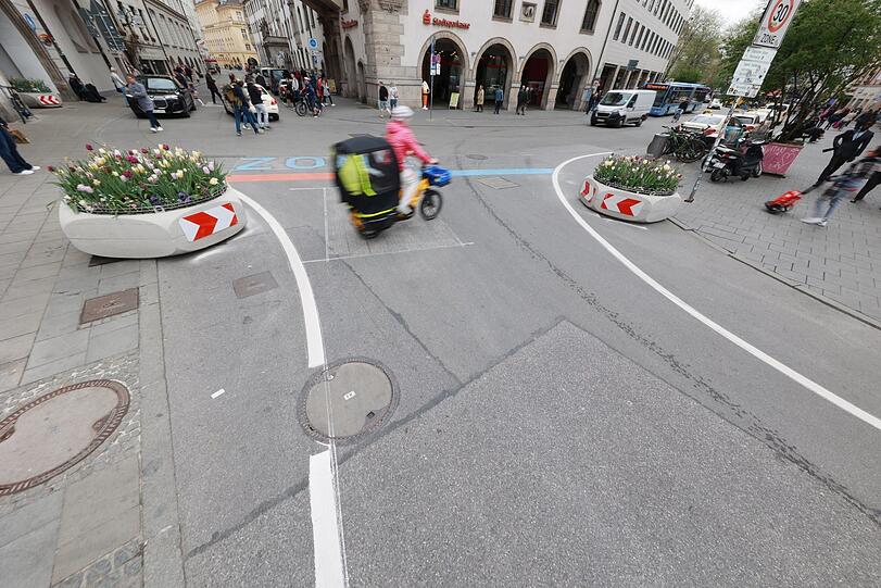 Auf der Straße steht nun auch in blauen Buchstaben: "Fußgängerzone". Das soll Radler, Elektrorollerfahrer, Taxler und Lieferanten ausbremsen – und dazu bringen, mehr Rücksicht auf Fußgänger zu nehmen.