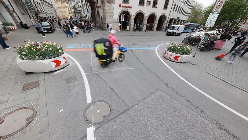 Auf der Straße steht nun auch in blauen Buchstaben: "Fußgängerzone". Das soll Radler, Elektrorollerfahrer, Taxler und Lieferanten ausbremsen – und dazu bringen, mehr Rücksicht auf Fußgänger zu nehmen. Auf der Straße steht nun auch in blauen Buchstaben: "Fußgängerzone". Das soll Radler, Elektrorollerfahrer, Taxler und Lieferanten ausbremsen – und dazu bringen, mehr Rücksicht auf Fußgänger zu nehmen.