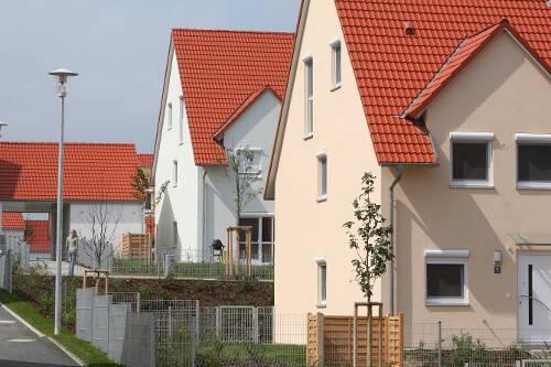 Diese neuen Häuser für US-Soldaten am Truppenübungsplatz Grafenwöhr stehen schon. Bei anderen Neubauten wurde die Arbeit jetzt aber eingestellt.