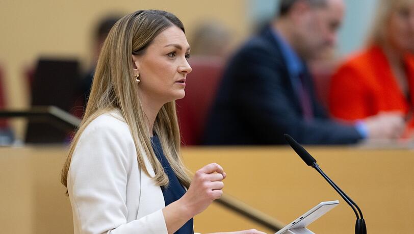 Gesundheitsministerin Judith Gerlach wirbt zusammen mit dem Bayerischen Fußball-Verband für das Thema Organspende.