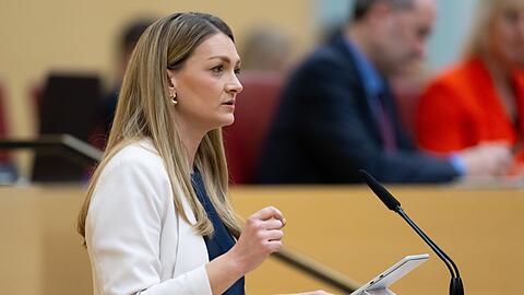 Gesundheitsministerin Judith Gerlach wirbt zusammen mit dem Bayerischen Fußball-Verband für das Thema Organspende.