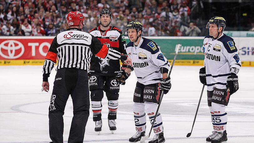 Szene aus der Saison 2014/15: Patrick Hager (Mitte) im Trikot des ERC Ingolstadt mit Teamkollege Patrick Köppchen (r.). Szene aus der Saison 2014/15: Patrick Hager (Mitte) im Trikot des ERC Ingolstadt mit Teamkollege Patrick Köppchen (r.).