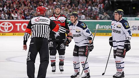 Szene aus der Saison 2014/15: Patrick Hager (Mitte) im Trikot des ERC Ingolstadt mit Teamkollege Patrick Köppchen (r.).