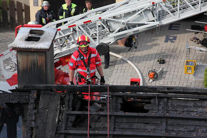 Rauchschwaden in Eiselfing: Ein Wohnhaus steht in Flammen.