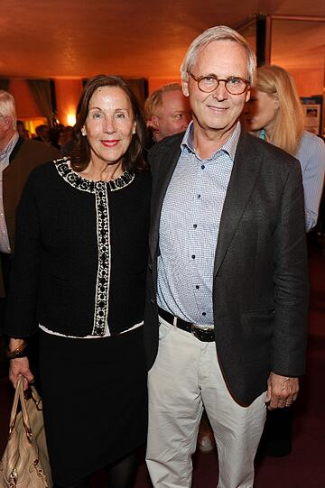 Dr. Claus Beling und Waltraud Rechenberg bei der Premiere der Komödie "Omma Superstar" im Bayerischen Hof in München.