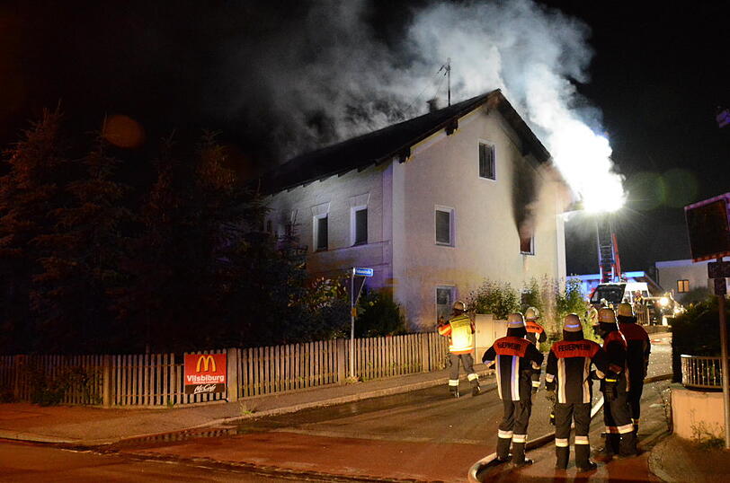 Zum Vollbrand eines Wohnhauses wurden die Feuerwehren aus Vilsbiburg, Seyboldsdorf, Aich und Bonbruck in der Nacht von Freitag auf Samstag kurz vor ein Uhr alarmiert.