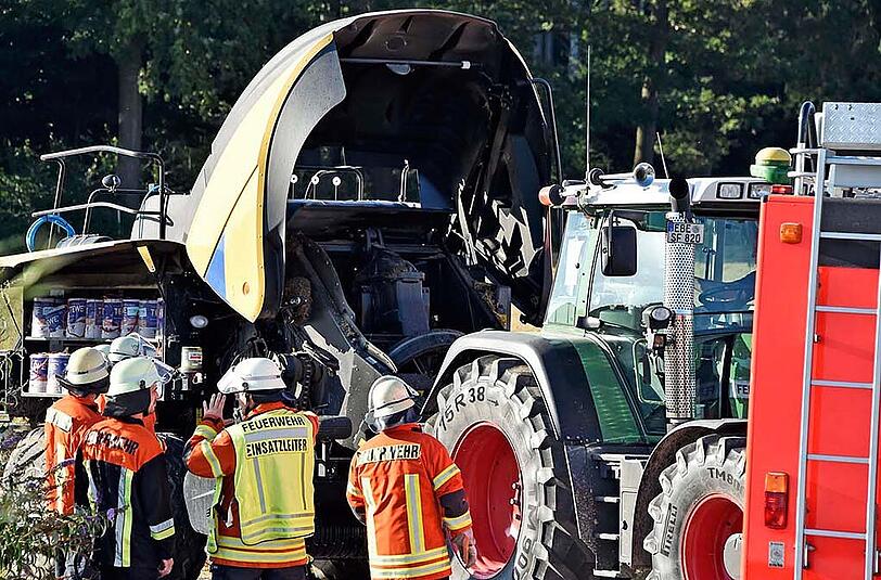 Rund 250 Quadratmeter des Feldes brannten ab - zuvor fing eine Strohballenpresse Feuer.