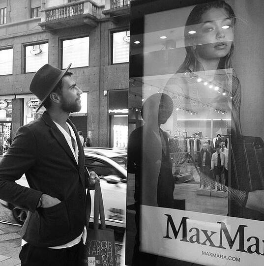 Vor der Attacke: Promi-Schreck Vitalii Sediuk begutachtet Gigi Hadid schon mal auf einem Plakat.