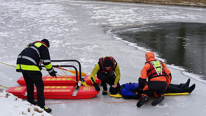 Weitere Bilder des Eisrettungsübung.