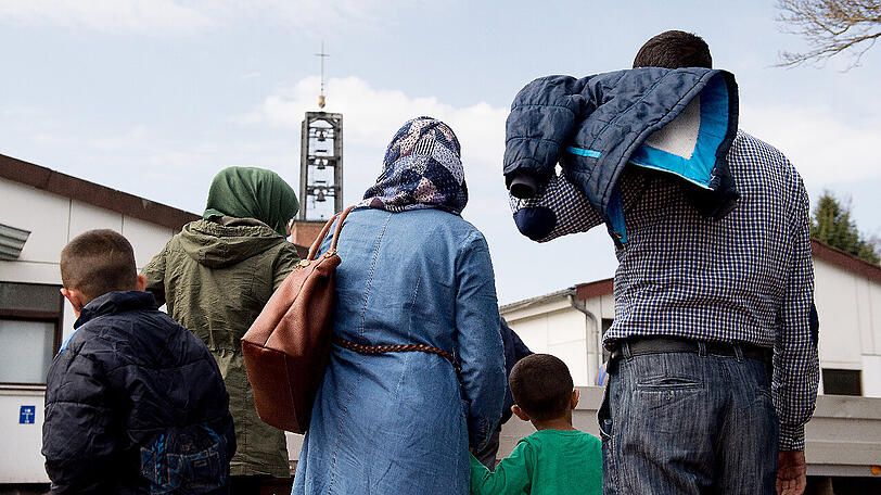 Syrische Flüchtlinge kommen in das Grenzdurchgangslager Friedland im Landkreis Göttingen.