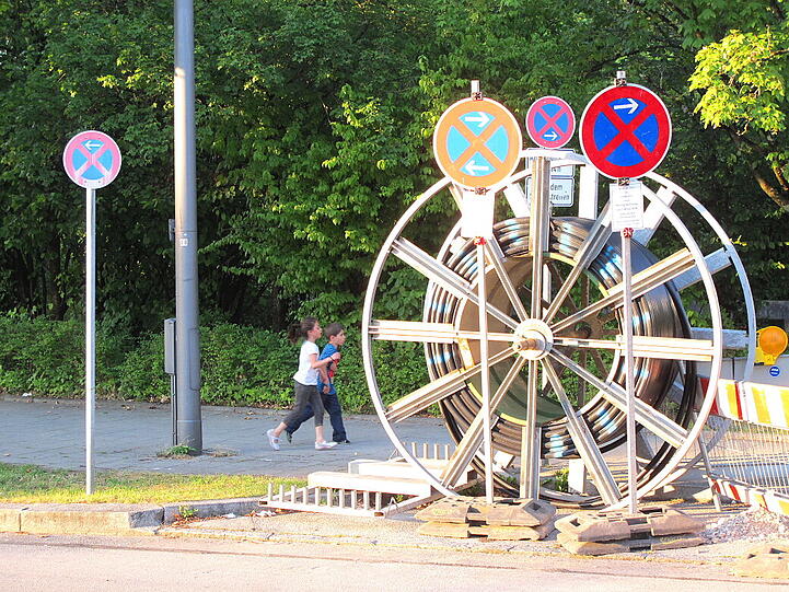 Was aussieht wie ein Riesenrad, ist tatsächlich eine überdimensionierte Kabelrolle.